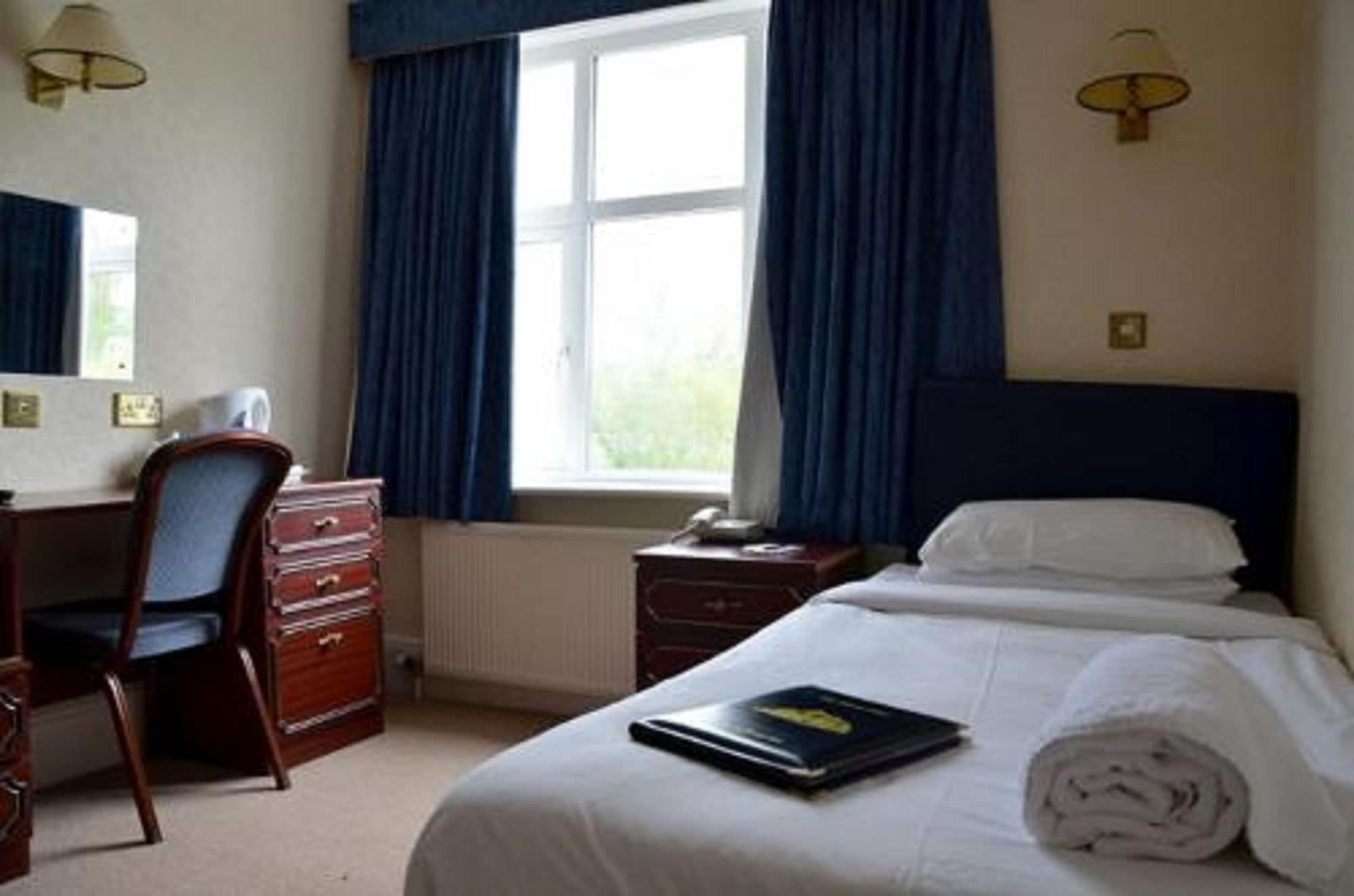 Uno Hotel Thames Мейденхед Экстерьер фото