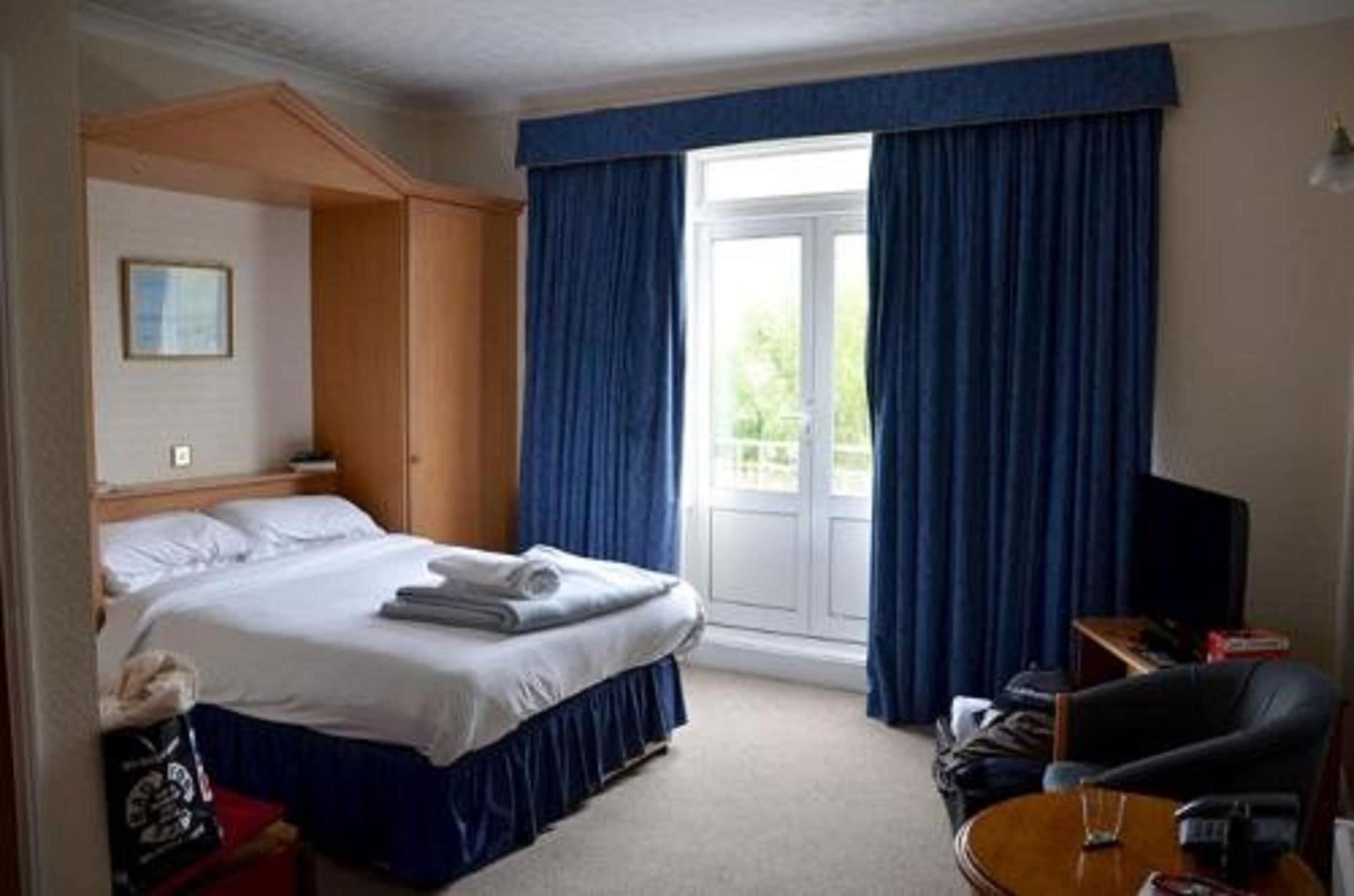 Uno Hotel Thames Мейденхед Экстерьер фото