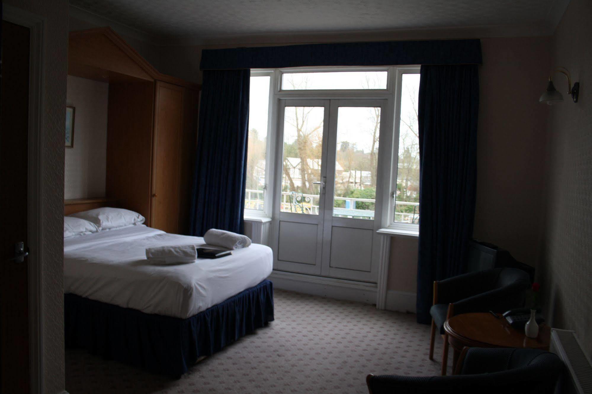 Uno Hotel Thames Мейденхед Экстерьер фото
